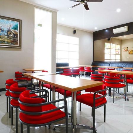 Chiaro Hotel Syariah Сидоарджо Экстерьер фото