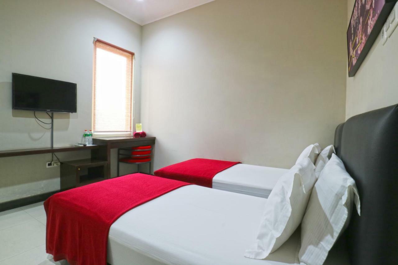 Chiaro Hotel Syariah Сидоарджо Экстерьер фото