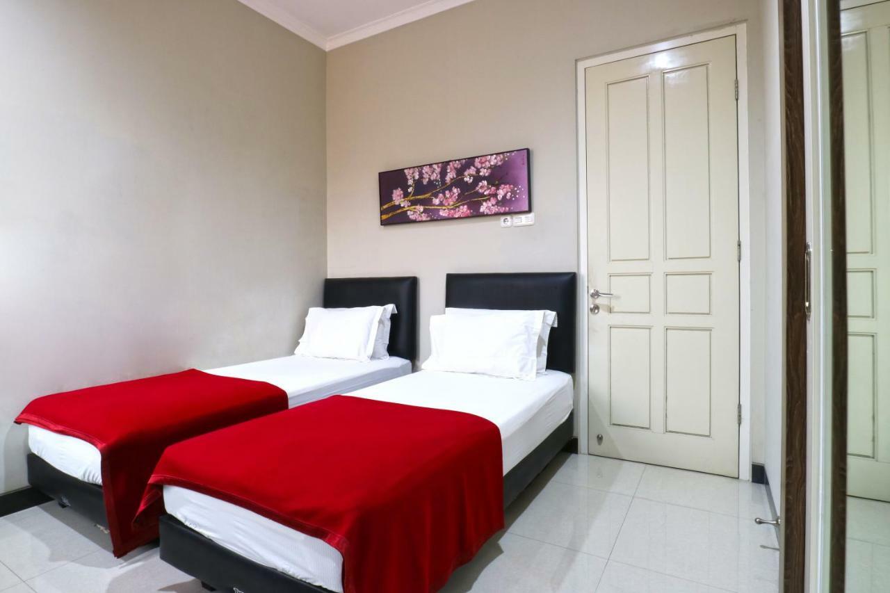 Chiaro Hotel Syariah Сидоарджо Экстерьер фото
