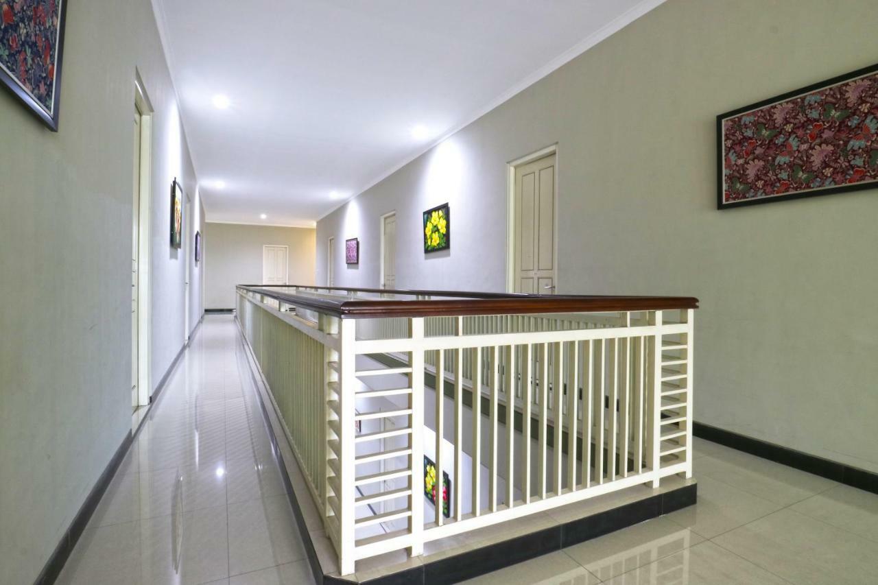 Chiaro Hotel Syariah Сидоарджо Экстерьер фото